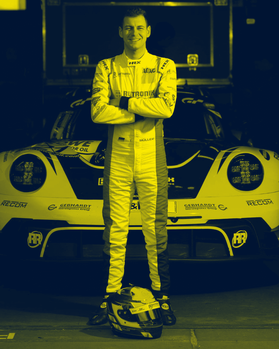 Foto von Tobias Müller in Rennanzug vor einem Porsche 911 GT3 R